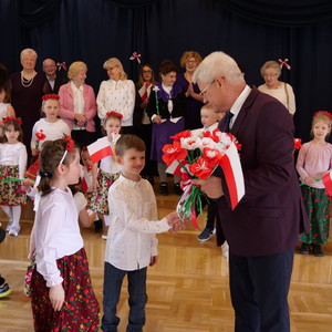 wójt rozdający flagi dzieciom