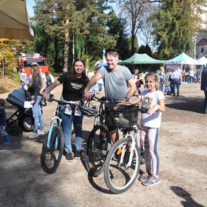 Zdjęcie przedstawia uczestników targu