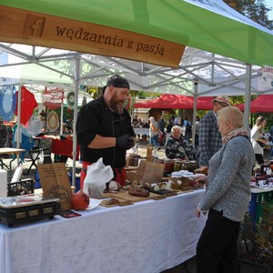 Zdjęcie przedstawia uczestników targu
