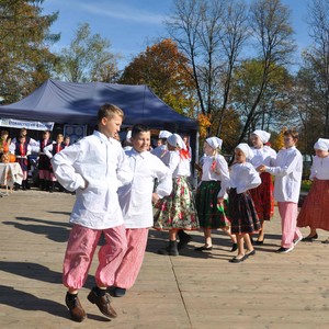Zdjęcie przedstawia uczestników targu