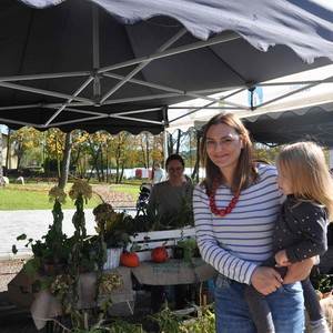 Zdjęcie przedstawia uczestników targu