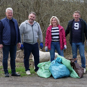 osoby biorące udział w sprzątaniu Gminy 