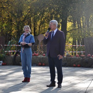Zdjęcie przedstawia wójta i uczestników targu