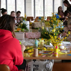 dzieci przygotowujące ozdoby wielkanocne