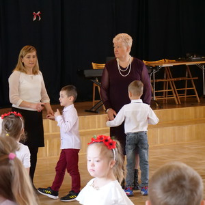 dzieci i seniorzy biorące udział w spotkaniu