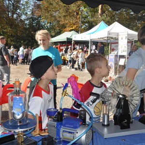 Zdjęcie przedstawia uczestników targu
