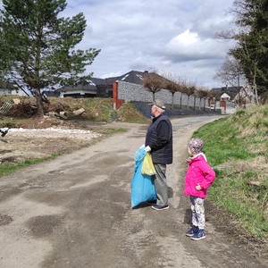 osoby biorące udział w sprzątaniu Gminy 