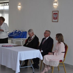 zdjęcie przemawiającej Kierownik 