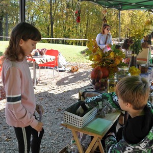 Zdjęcie przedstawia uczestników targu