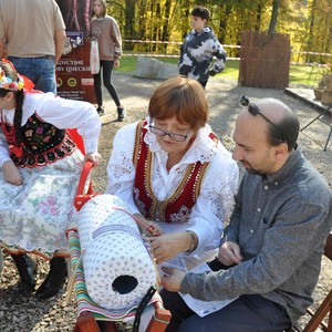 Zdjęcie przedstawia uczestników targu