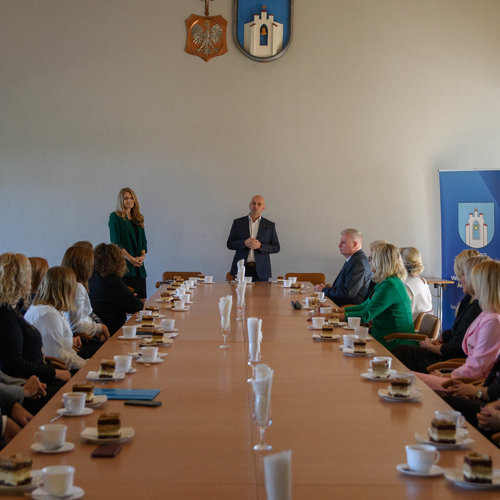 Obraz główny aktualności o tytule Spotkanie Wójta z Dyrektorami i z Nauczycielami z okazji Dnia Edukacji Narodowej 