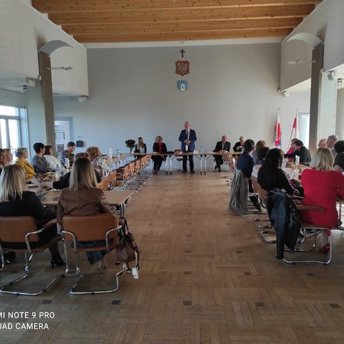 Obraz główny aktualności o tytule „Nauczycielem jest się całe życie” 