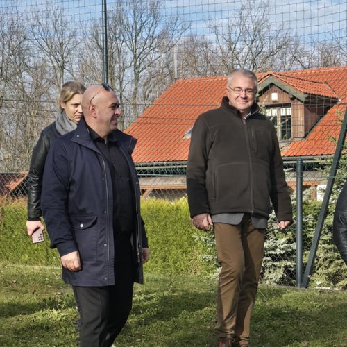 Obraz główny aktualności o tytule Nowe ogrodzenie szkoły w Mogilanach 