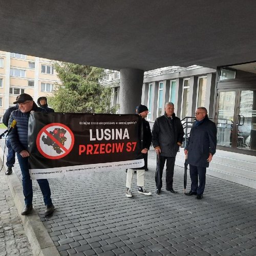 Obraz główny aktualności o tytule Protest przeciwko budowie drogi ekspresowej S7 
