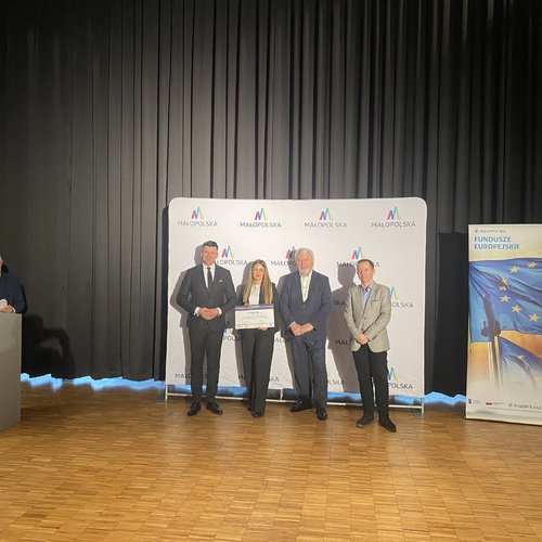 Obraz główny aktualności o tytule Promesa na sprzęt multimedialny dla szkół 