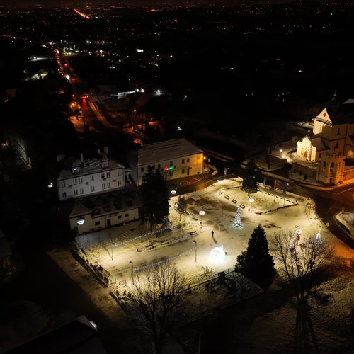 Obraz główny aktualności o tytule Rynek w Mogilanach rozbłysnął świątecznie 