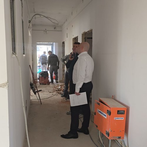 Obraz główny aktualności o tytule W urzędzie trwa wyburzanie ścian. Na parterze powstaje siedziba dla CUS 