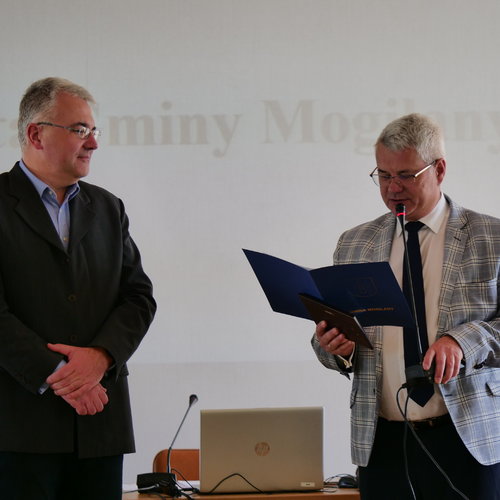 Obraz główny aktualności o tytule Konkursy na dyrektorów szkół i przedszkola rozstrzygnięte. 