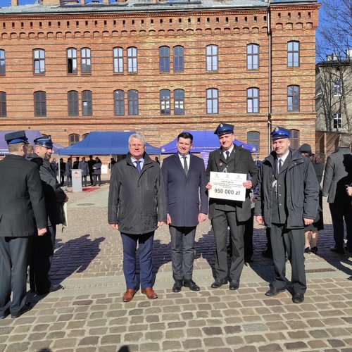 Obraz główny aktualności o tytule Promesa na zakup samochodu dla jednostki OSP Mogilany 