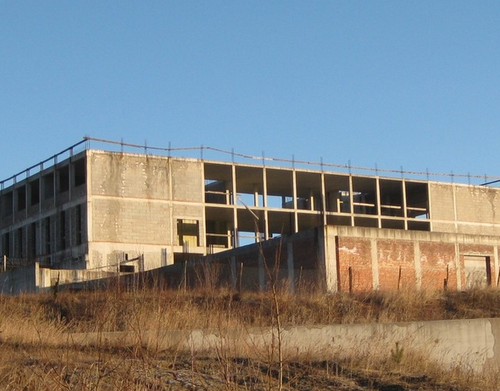 Obraz główny aktualności o tytule Informacja o wyniku przetargu na sprzedaż nieruchomości  z rozpoczętą budową gimnazjum i hali sportowo - widowiskowej  w Mogilanach 