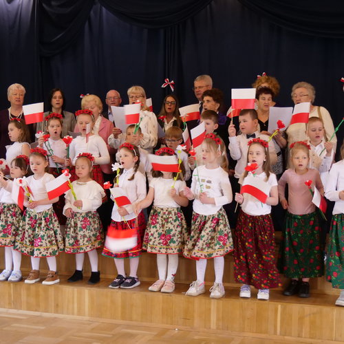 Obraz główny aktualności o tytule Warsztaty plastyczne i wspólne śpiewanie piosenek patriotycznych przedszkolaków z Przedszkola Samorządowego w Mogilanach i Klubu Senior Plus w Mogilanach 