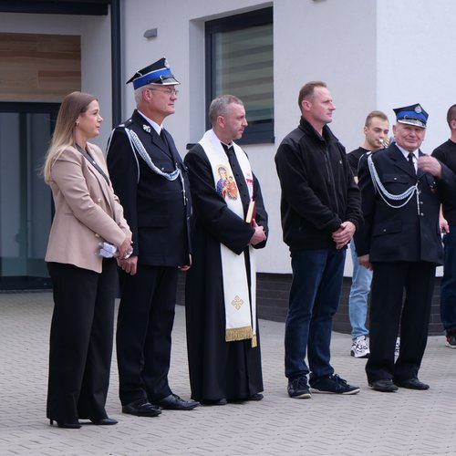 Obraz główny aktualności o tytule Uroczyste przekazanie samochodu strażackiego z OSP Mogilany dla Ochotniczej Straży Pożarnej we Włosani. 