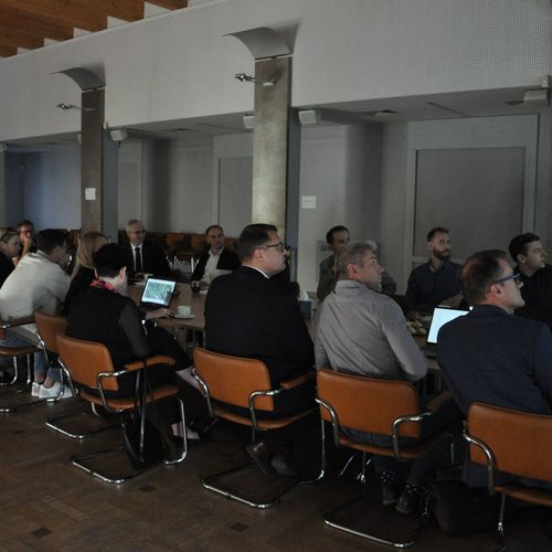 Obraz główny aktualności o tytule Pierwsze posiedzenie zespołu roboczego dotyczące wstępnej koncepcji planowanego przebiegu linii kolejowej Kraków-Myślenice 