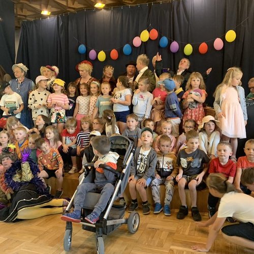 Obraz główny aktualności o tytule Teatr z Zabierzowa w Klubie Senior+ 