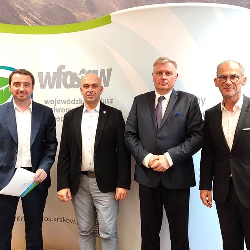 Obraz główny aktualności o tytule PODPISANIE UMOWY POŻYCZKI NA REALIZACJĘ ROBÓT BUDOWLANYCH W RAMACH ZADANIA „BUDOWA KANALIZACJI SANITARNEJ W MIEJSCOWOŚCI GAJ – ETAP III – UL. ZADZIELE” 