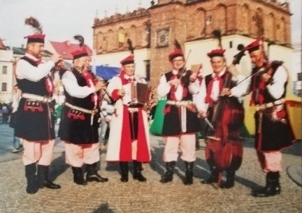 Obraz główny aktualności o tytule Kapela „Mogilanie” świętowała 1 maja 2004 roku wejście Polski do UE 