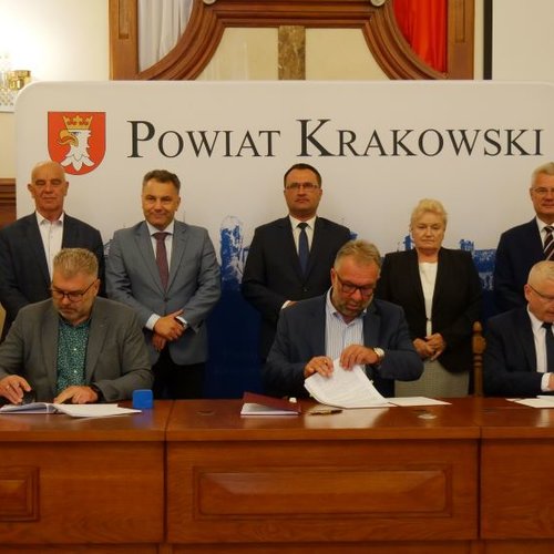 Obraz główny aktualności o tytule Podpisanie umowy na przebudowę drogi powiatowej Gaj - Lusina - Libertów 